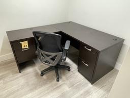 LOT CONSISTING OF L-SHAPED DESK