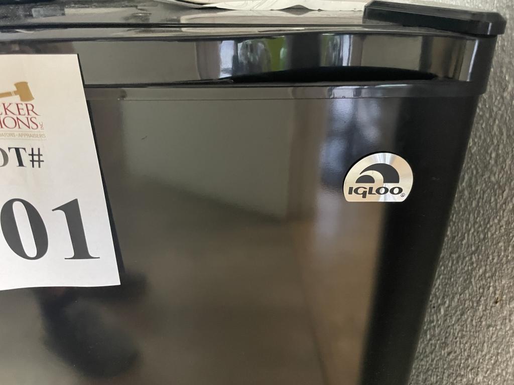 IGLOO SMALL FREE STANDING REFRIGERATOR