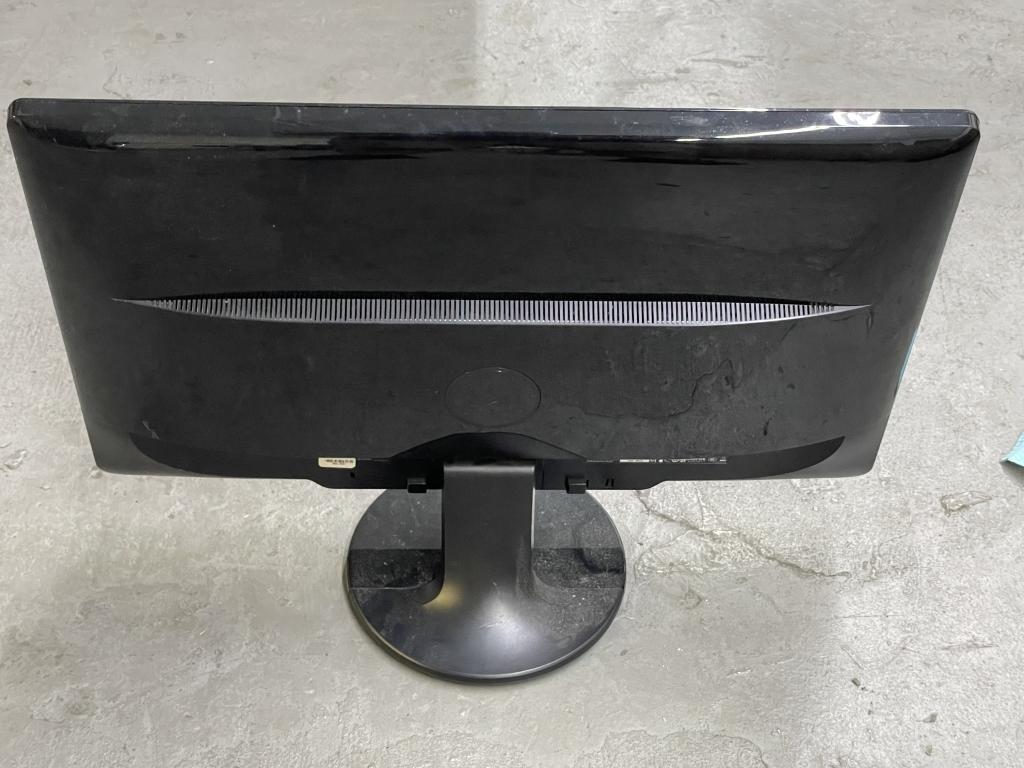 DELL 24" MONITORS ON STAND