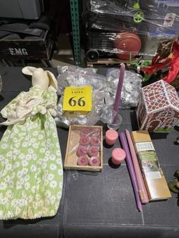 LOT CONSISTING OF ASSORTED HOLIDAY DECORATIONS