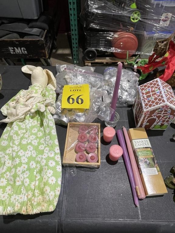 LOT CONSISTING OF ASSORTED HOLIDAY DECORATIONS