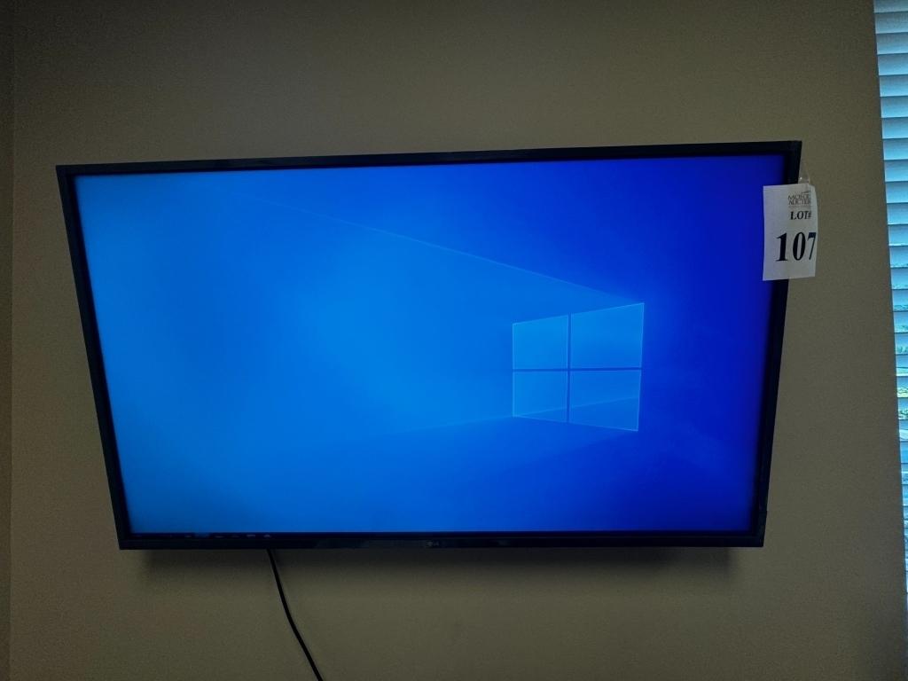 LG HDTV WITH WALL MOUNT BRACKET AND REMOTE