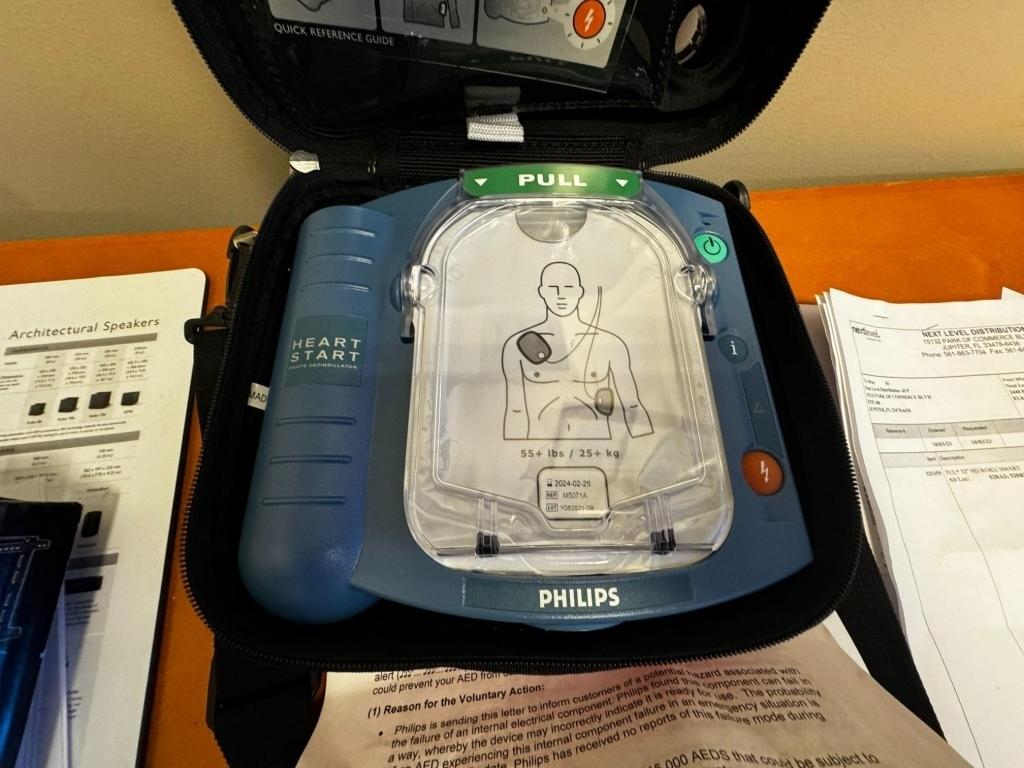 PHILIPS HEARTSTART HS1 DEFIBRILLATOR