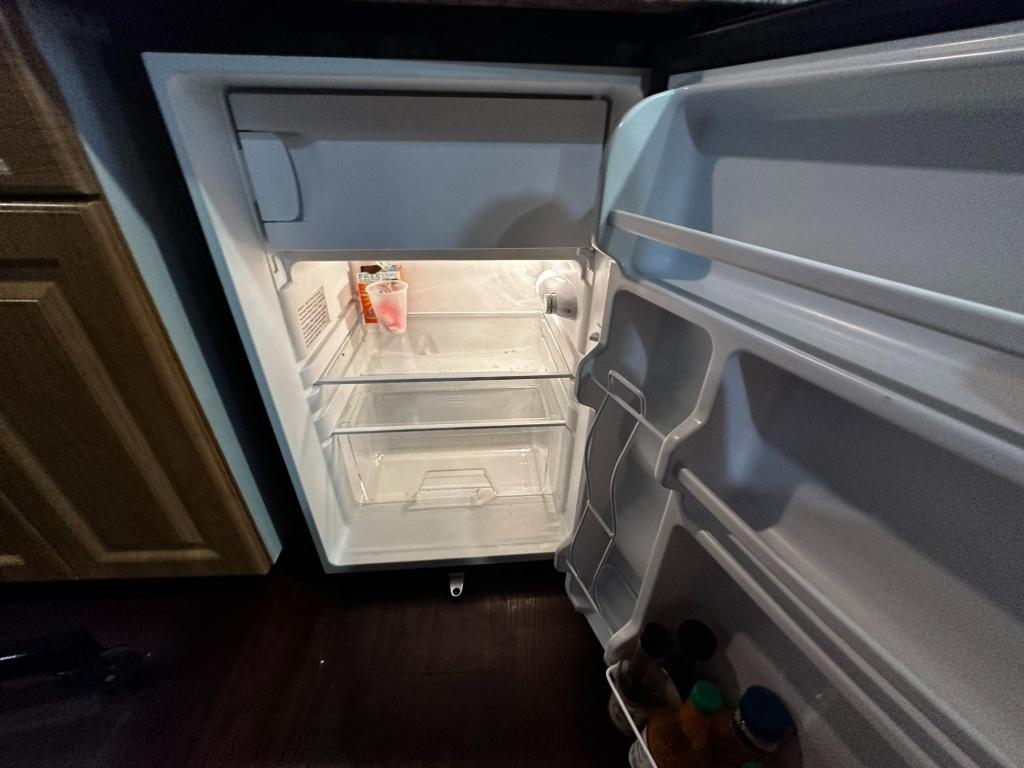 FRIGIDAIRE UNDER-COUNTER REFRIGERATOR