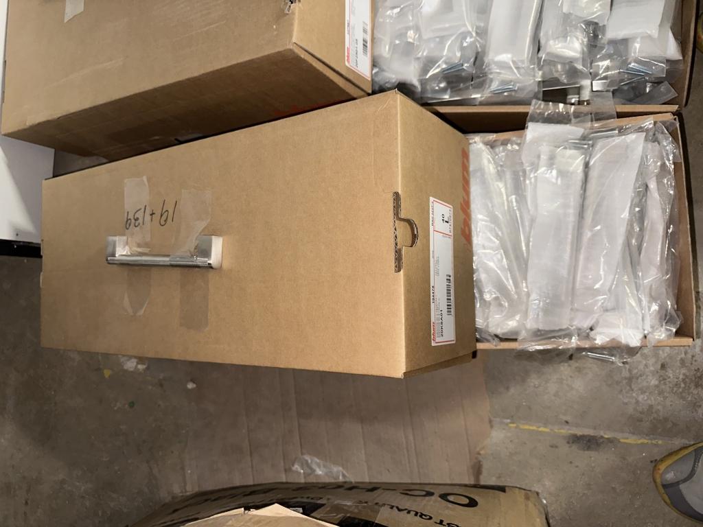 LOT CONSISTING OF ASSORTED CABINETRY HARDWARE