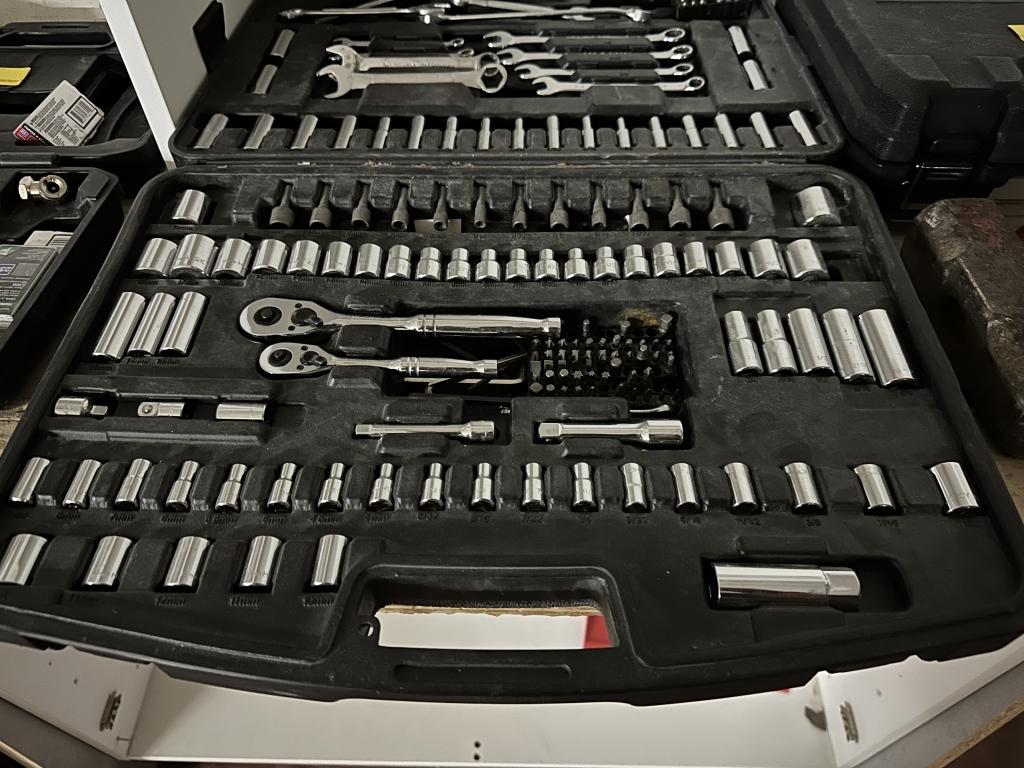 LOT CONSISTING OF RACHETS AND WRENCHES IN CASE