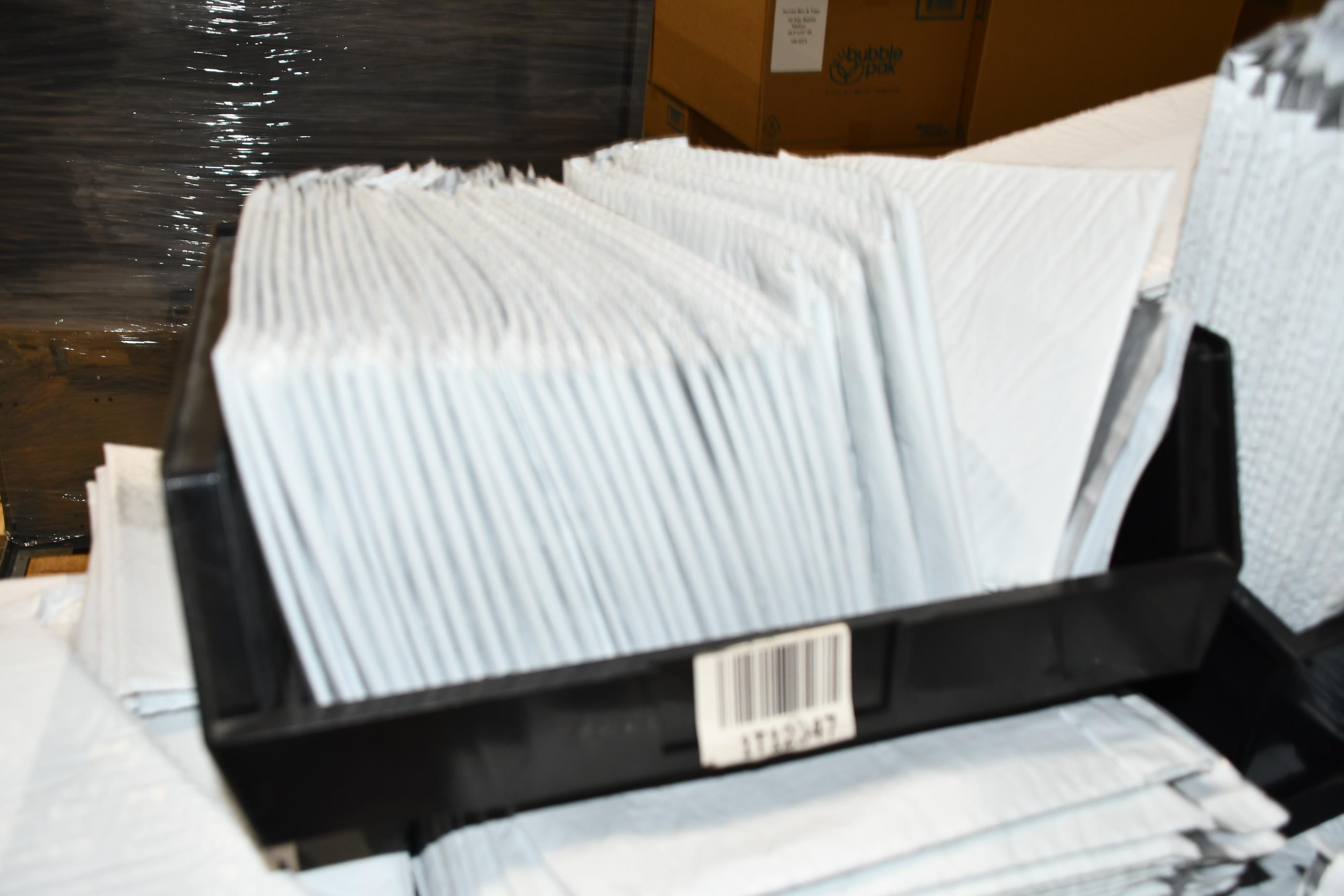 LOT CONSISTING OF ASSORTED SIZE BUBBLE MAILERS