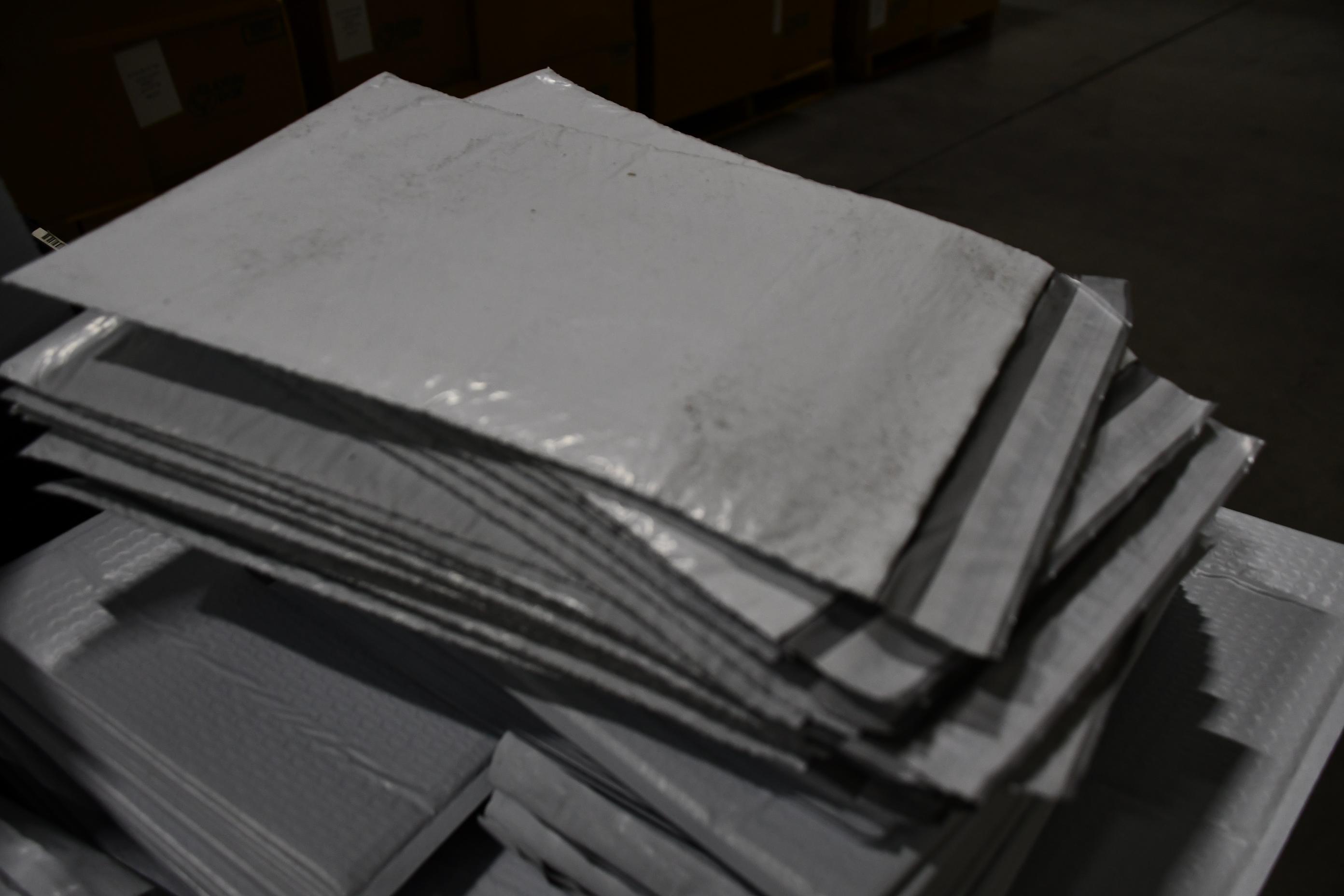 LOT CONSISTING OF ASSORTED SIZE BUBBLE MAILERS
