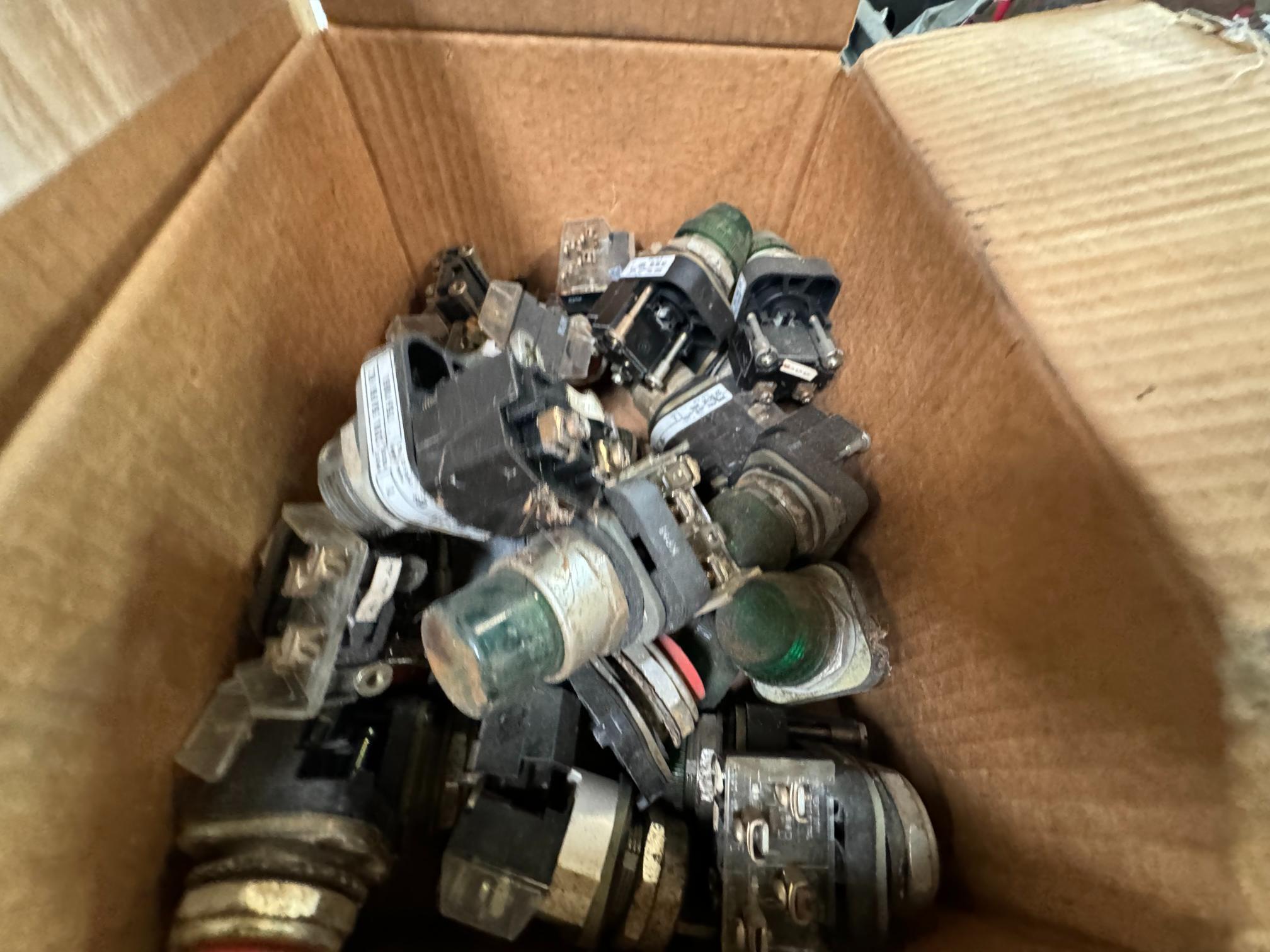 LOT CONSISTING OF ASSORTED ELECTRICAL ITEMS