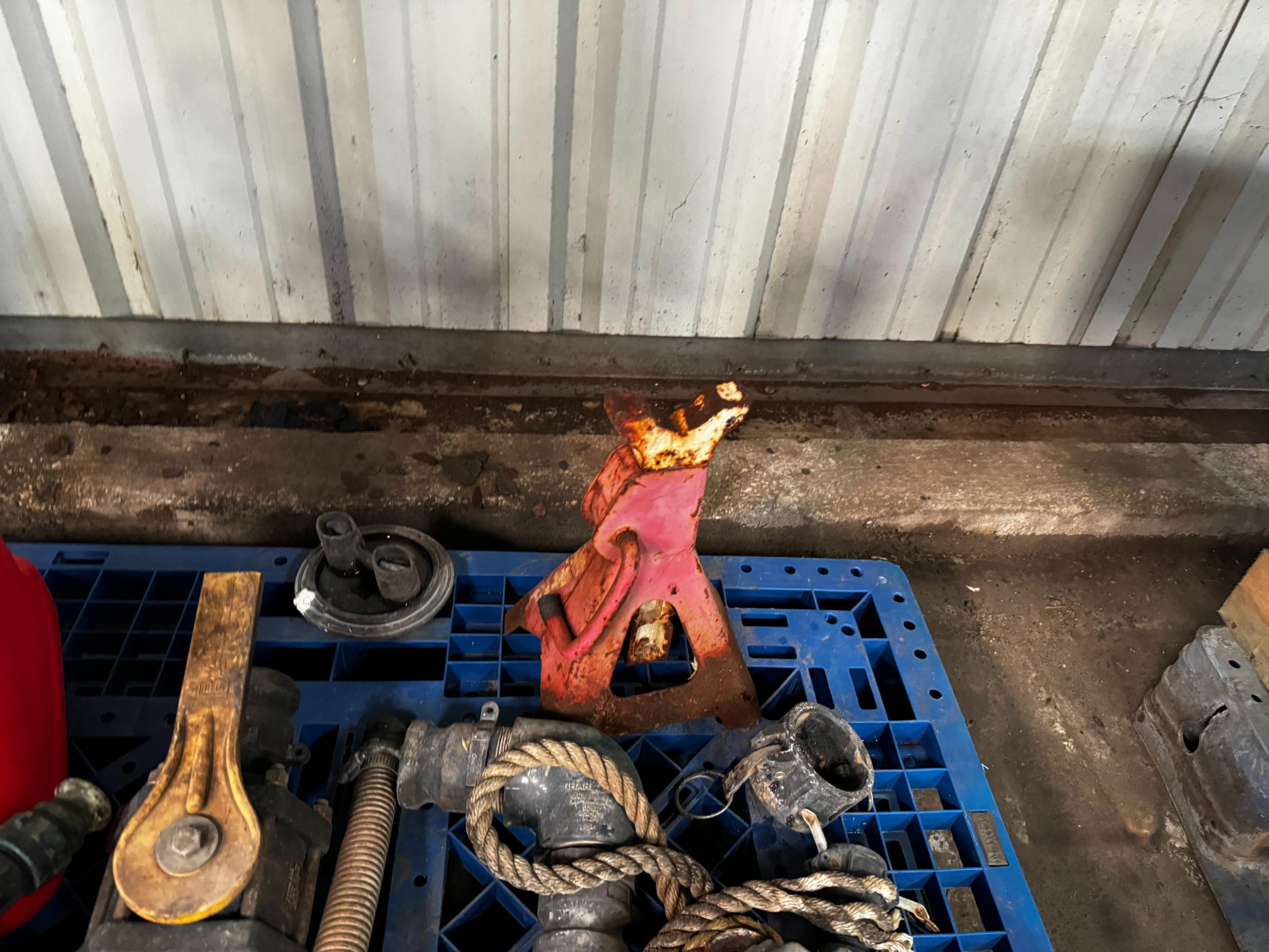 LOT CONSISTING ASSORTED ITEMS
