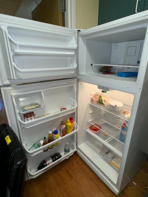 FRIGIDAIRE REFRIGERATOR, FULL SIZE FREEZER