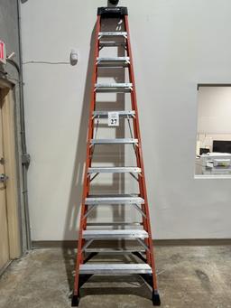 WERNER FIBER GLASS AND ALUMINUM LADDER 10'