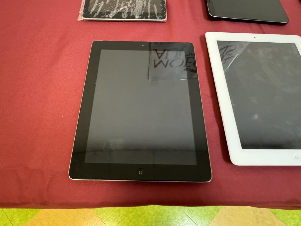 6 Apple iPad and 2 LG Tablets