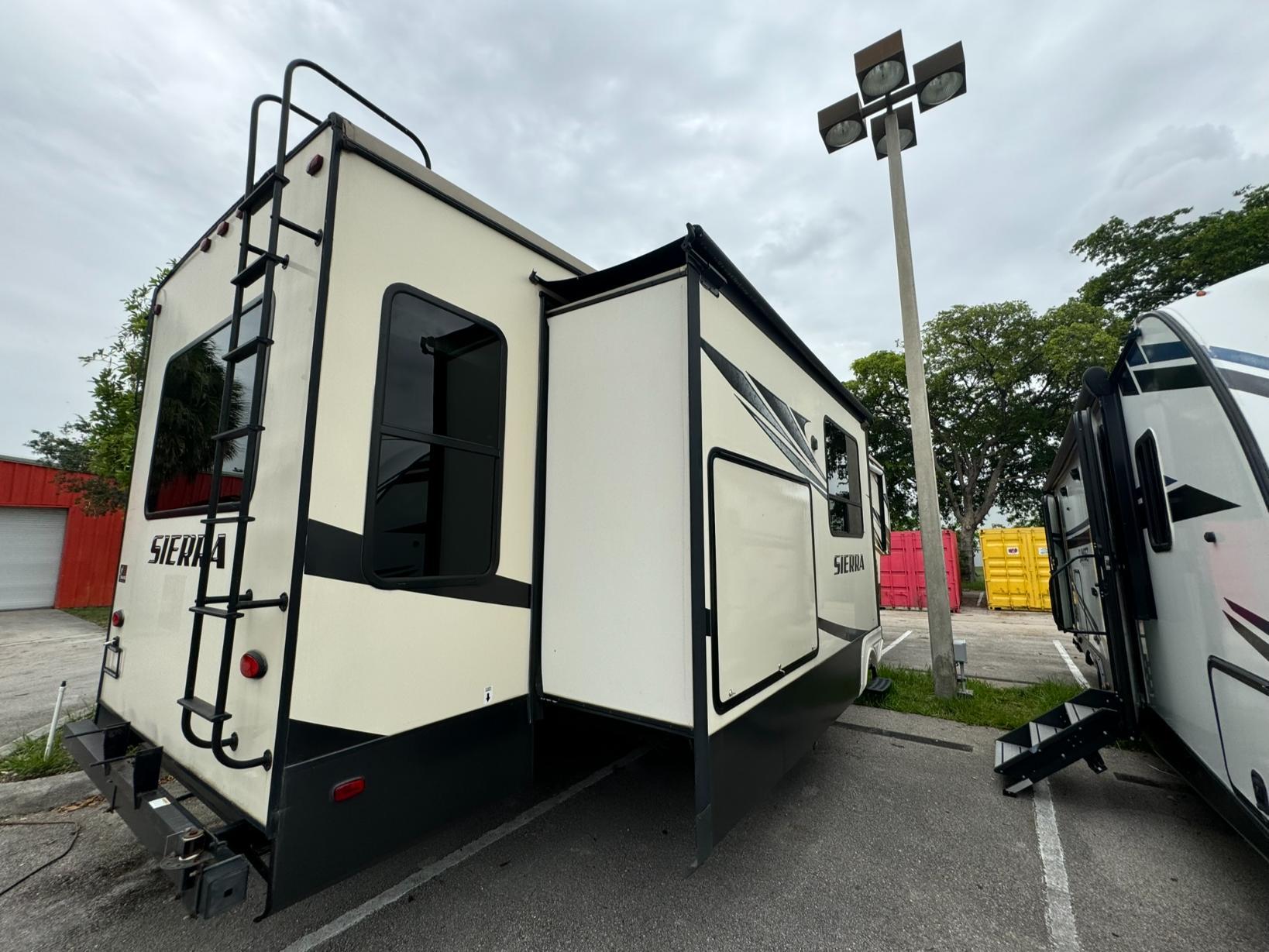 2018 FOREST RIVER RV SIERRA 372LOK