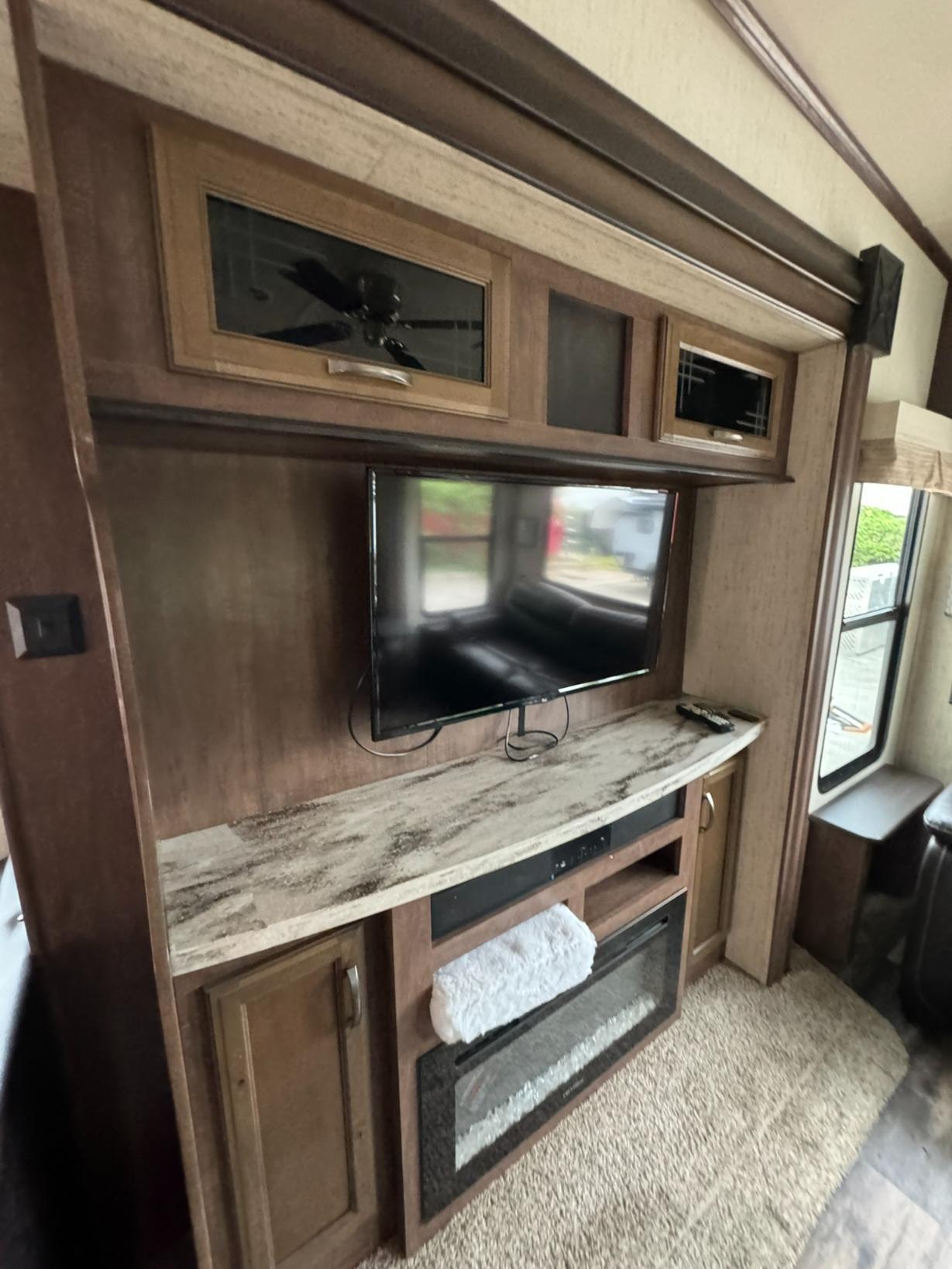 2018 FOREST RIVER RV SIERRA 372LOK