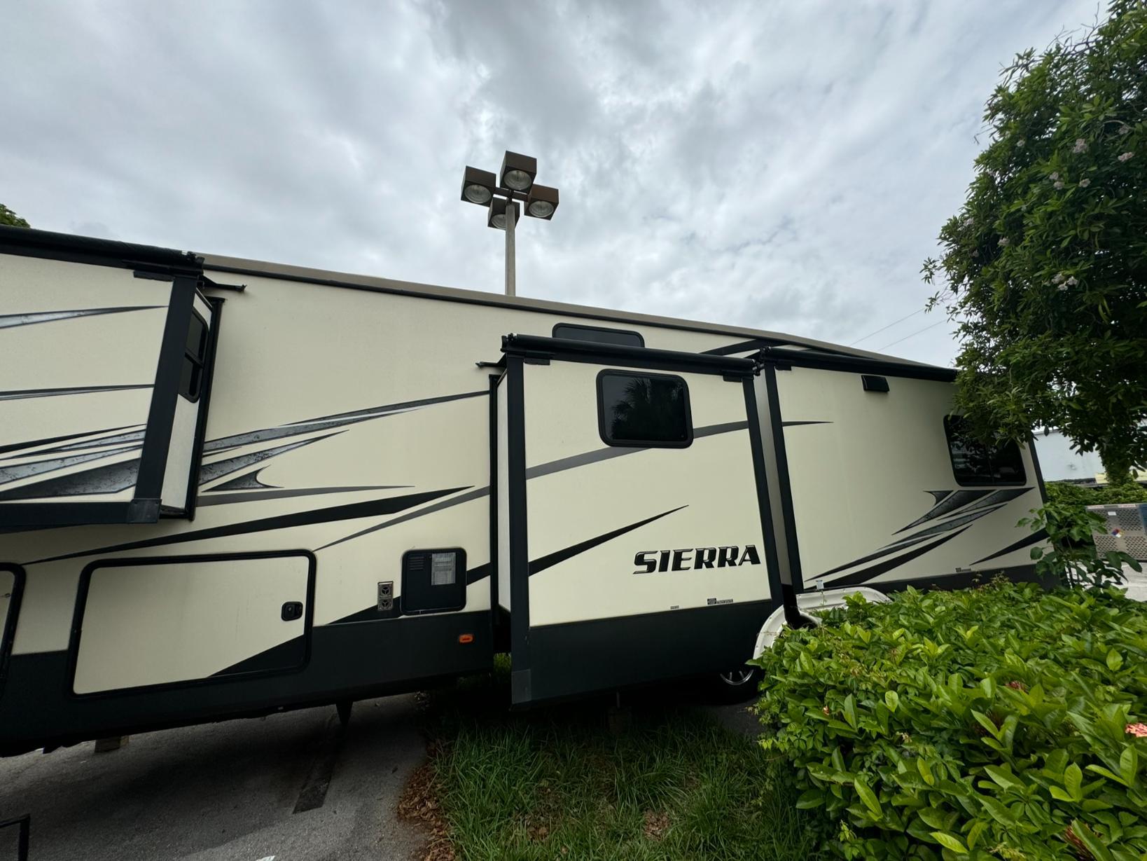 2018 FOREST RIVER RV SIERRA 372LOK