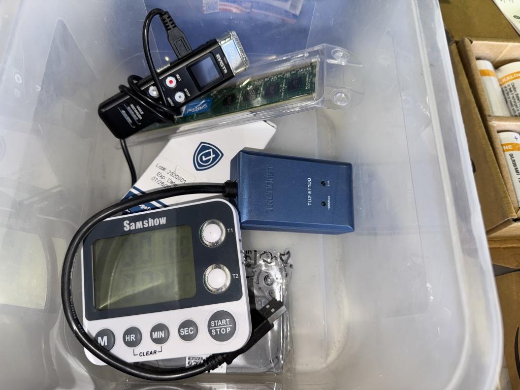 LOT CONSISTING OF ASSORTED ITEMS