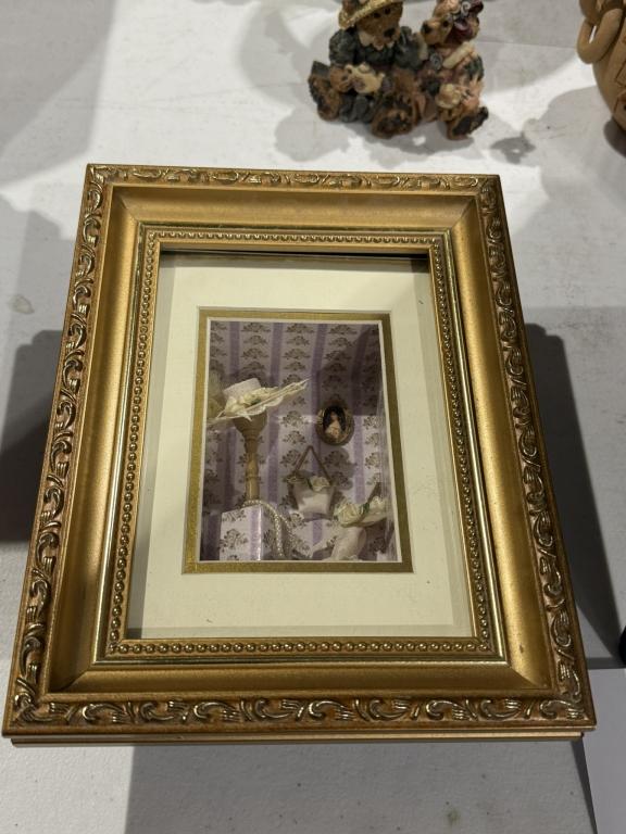 LOT CONSISTING OF ASSORTED HOME DÉCOR