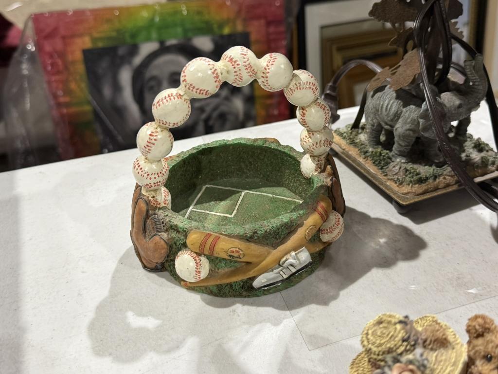 LOT CONSISTING OF ASSORTED HOME DÉCOR