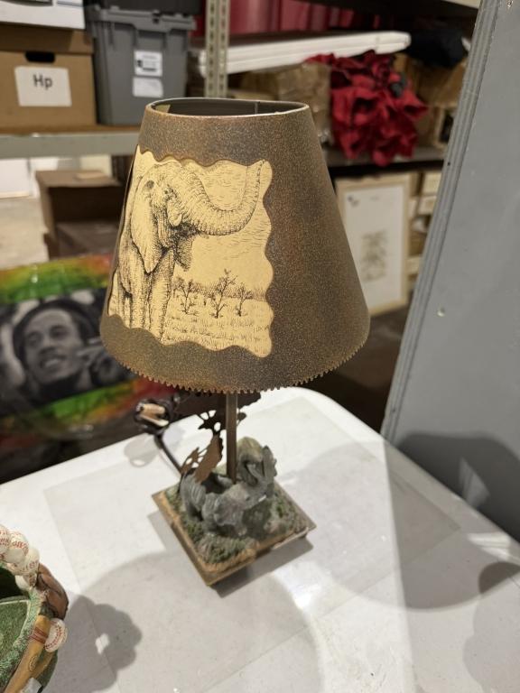 LOT CONSISTING OF ASSORTED HOME DÉCOR