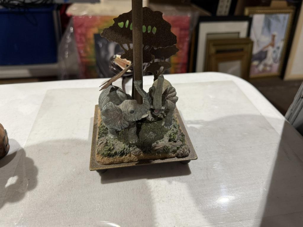LOT CONSISTING OF ASSORTED HOME DÉCOR