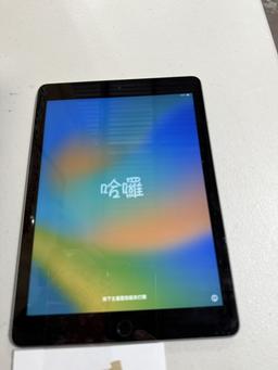 APPLE iPAD A1893 WITH COVER
