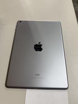 APPLE iPAD A1893 WITH COVER