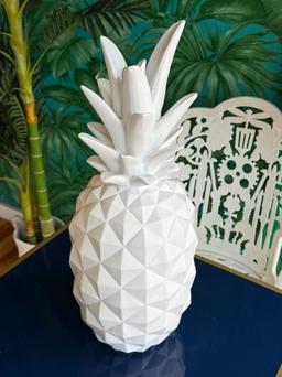 RESIN PINEAPPLE LARGE (WHITE)