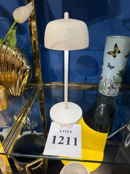 ZAFFERANO THETA TABLE LAMP (WHITE)