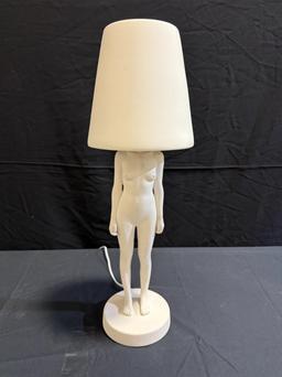 POLS POTTEN HIDING LADY LAMP