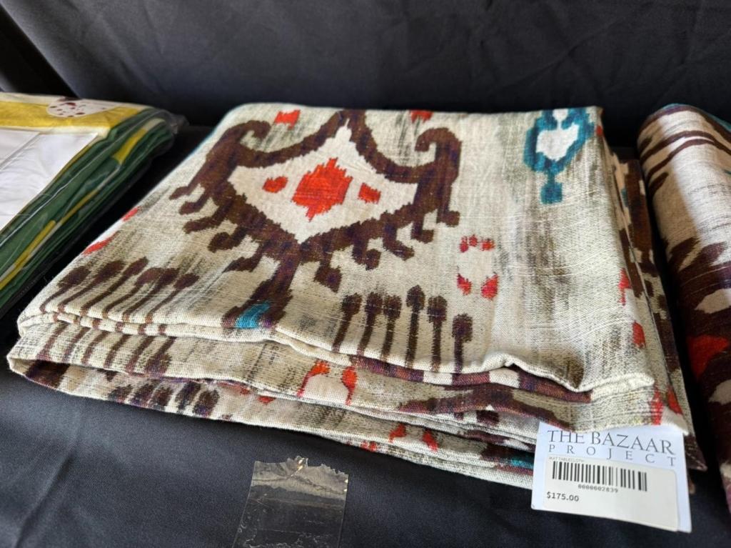 LOT CONSISTING OF ASSORTED TABLECLOTHS