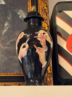 SELETTI TOILETPAPER CANESTER VASE (HANDS  W/LIPS)