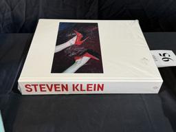 LOT CONSISTING OF ASSORTED MAGAZINES AND BOOK