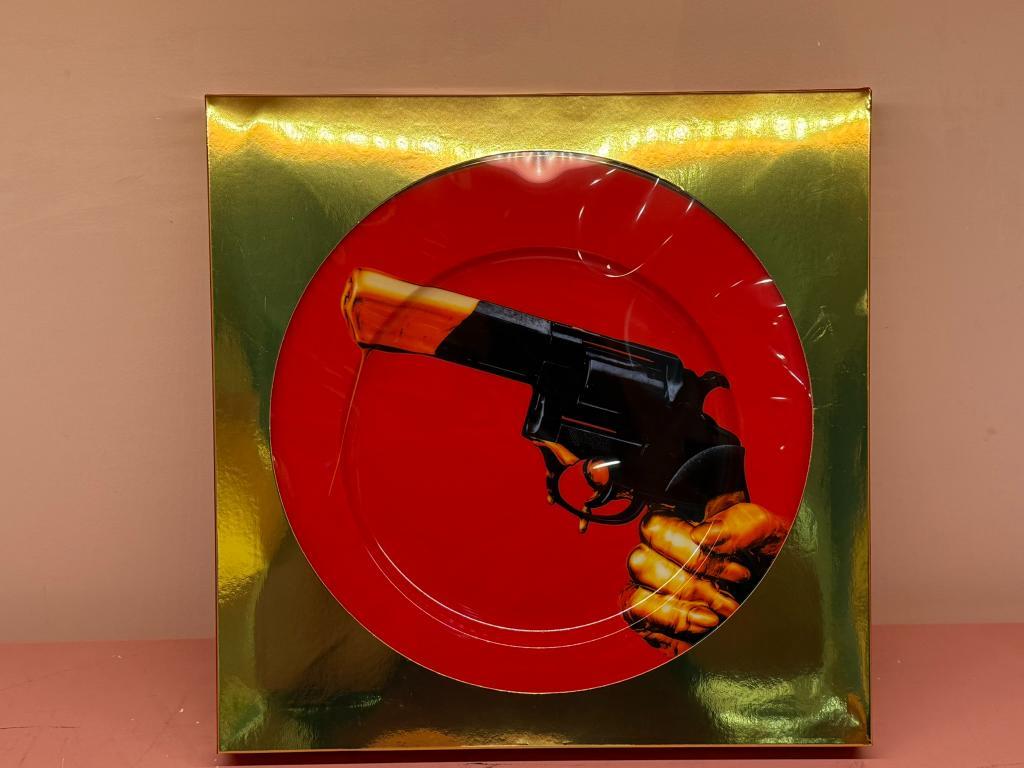 SELETTI TIOLETPAPER DINNER PLATE (REVOLVER)