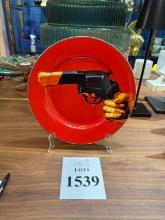 SELETTI TIOLETPAPER DINNER PLATE (REVOLVER)