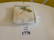 EMBROIDERED DINNER NAPKINS SET