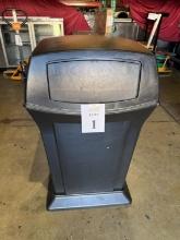 RUBBERMAID RANGER TRASH CAN