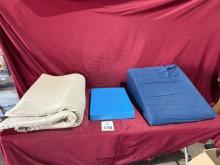 LOT CONSISTING OF LEG WEDGE PILLOW, BED MAT