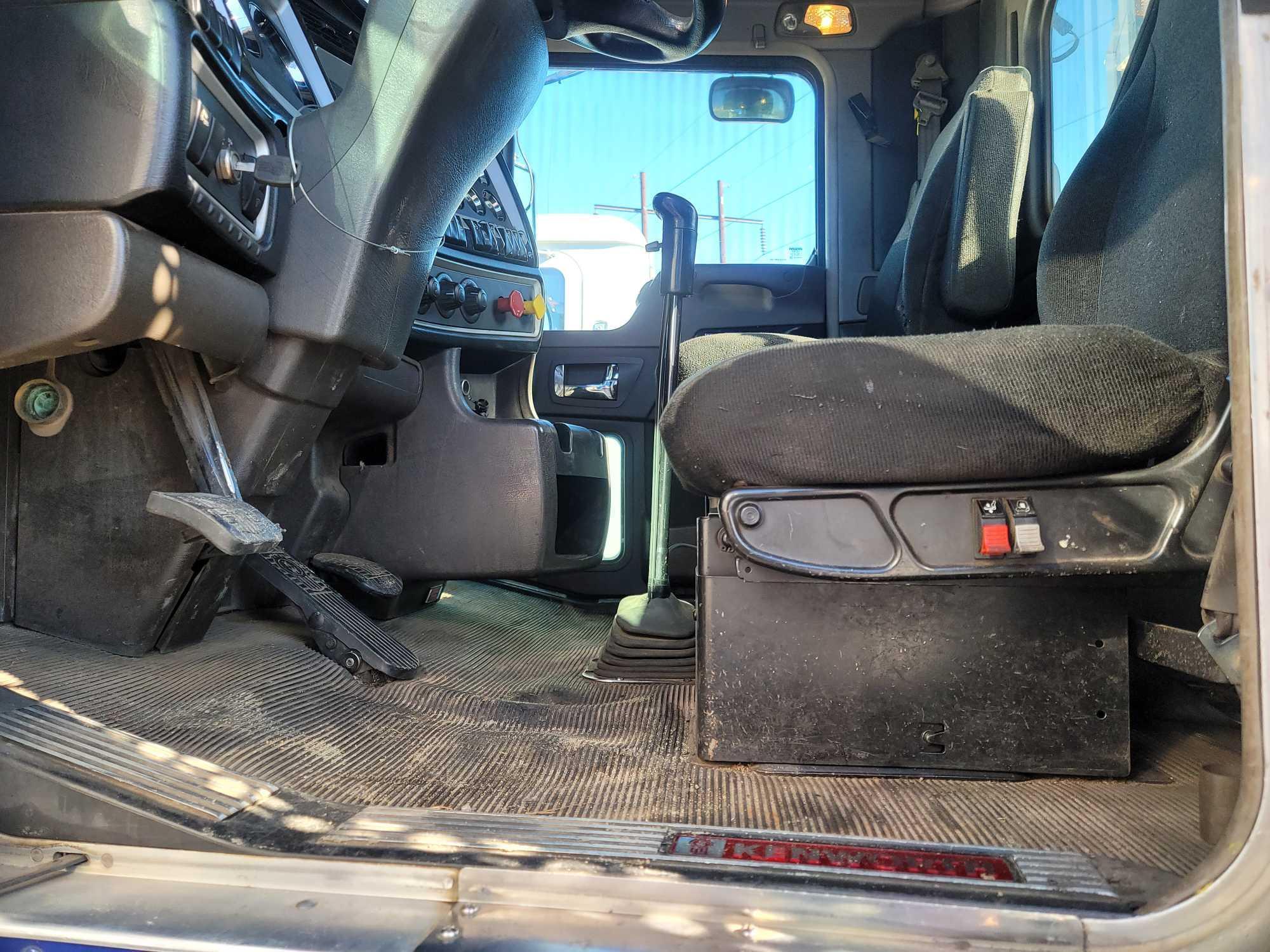 2015 KENWORTH W900L ISX Cummins 10sp Fuller 46k rear locker rear ends 24.5