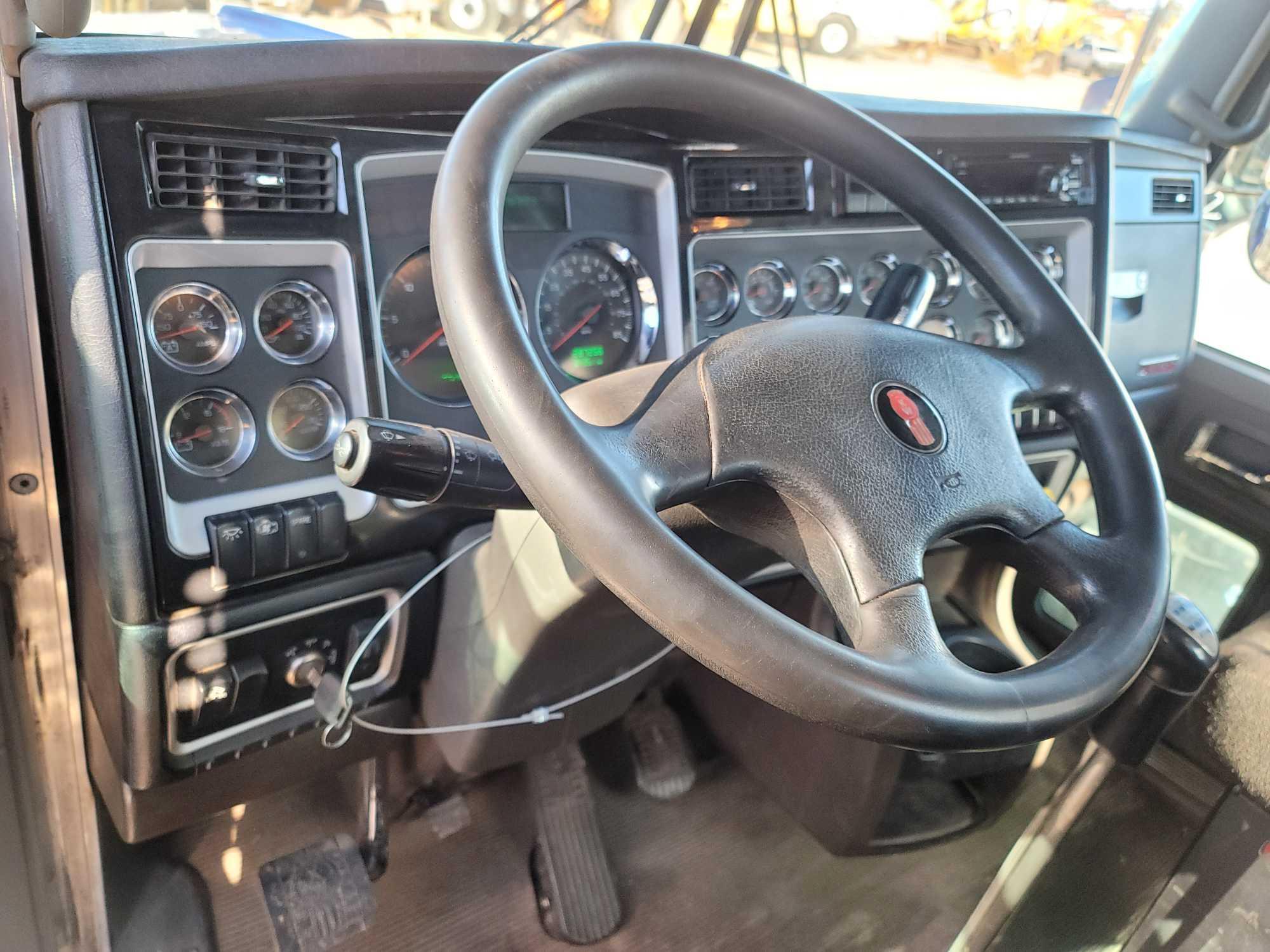 2015 KENWORTH W900L ISX Cummins 10sp Fuller 46k rear locker rear ends 24.5