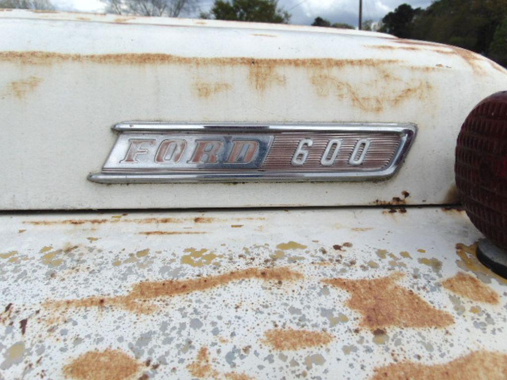 VIN:F61CEA98291 Ford F600 single axle dump grain truck, gas engine, 4 w/high & low speed