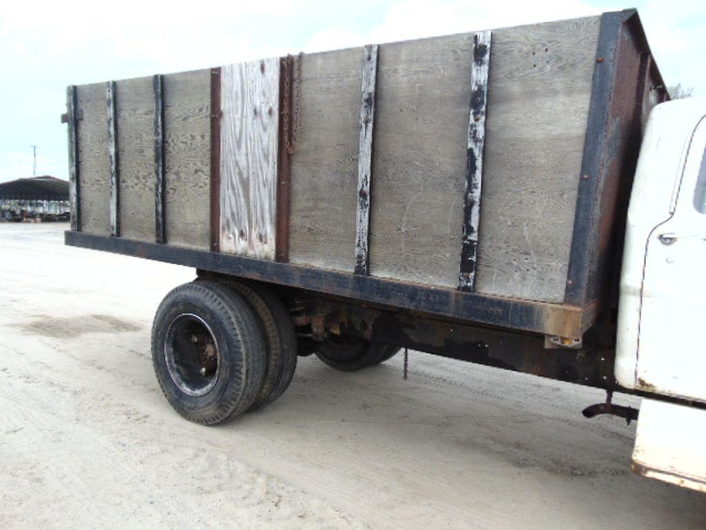 VIN:F61CEA98291 Ford F600 single axle dump grain truck, gas engine, 4 w/high & low speed