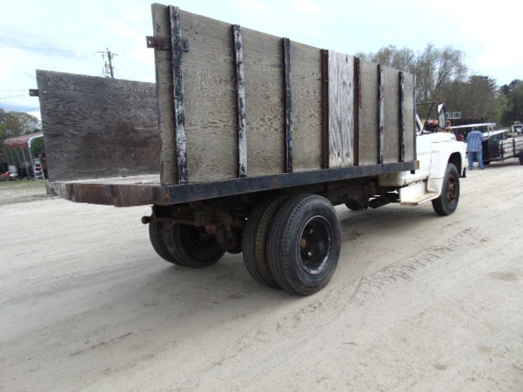 VIN:F61CEA98291 Ford F600 single axle dump grain truck, gas engine, 4 w/high & low speed