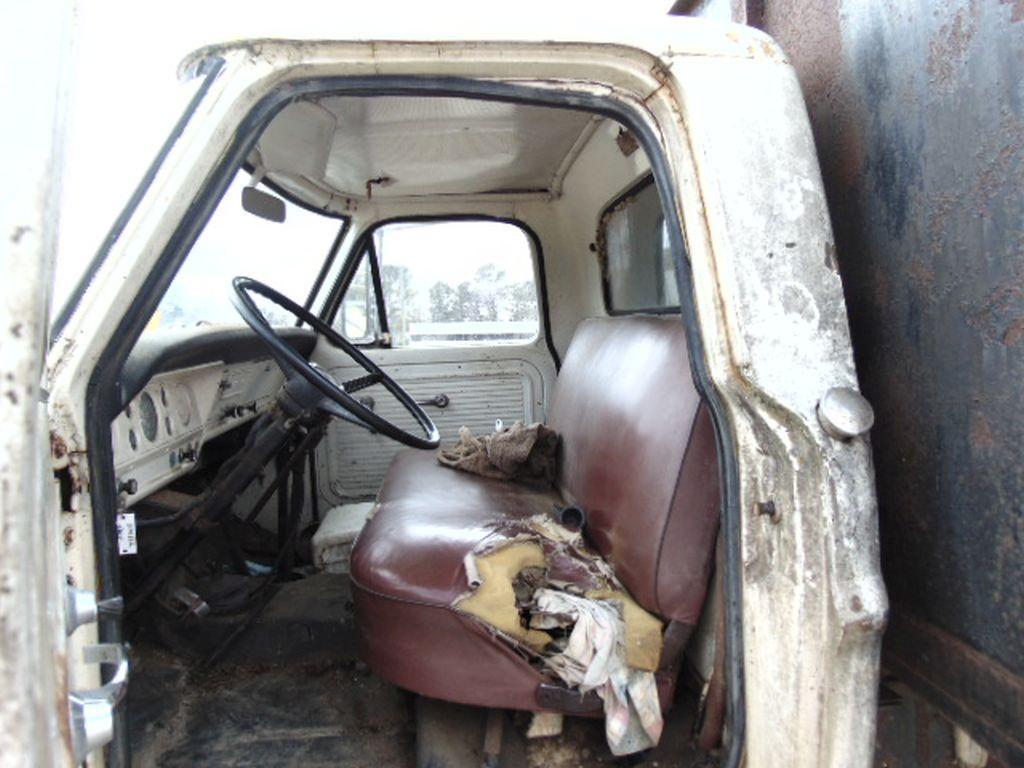 VIN:F61CEA98291 Ford F600 single axle dump grain truck, gas engine, 4 w/high & low speed