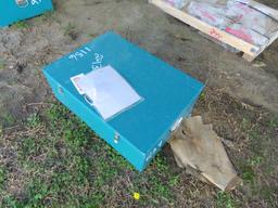 Landhonor toolbox w/ratchet tie downs