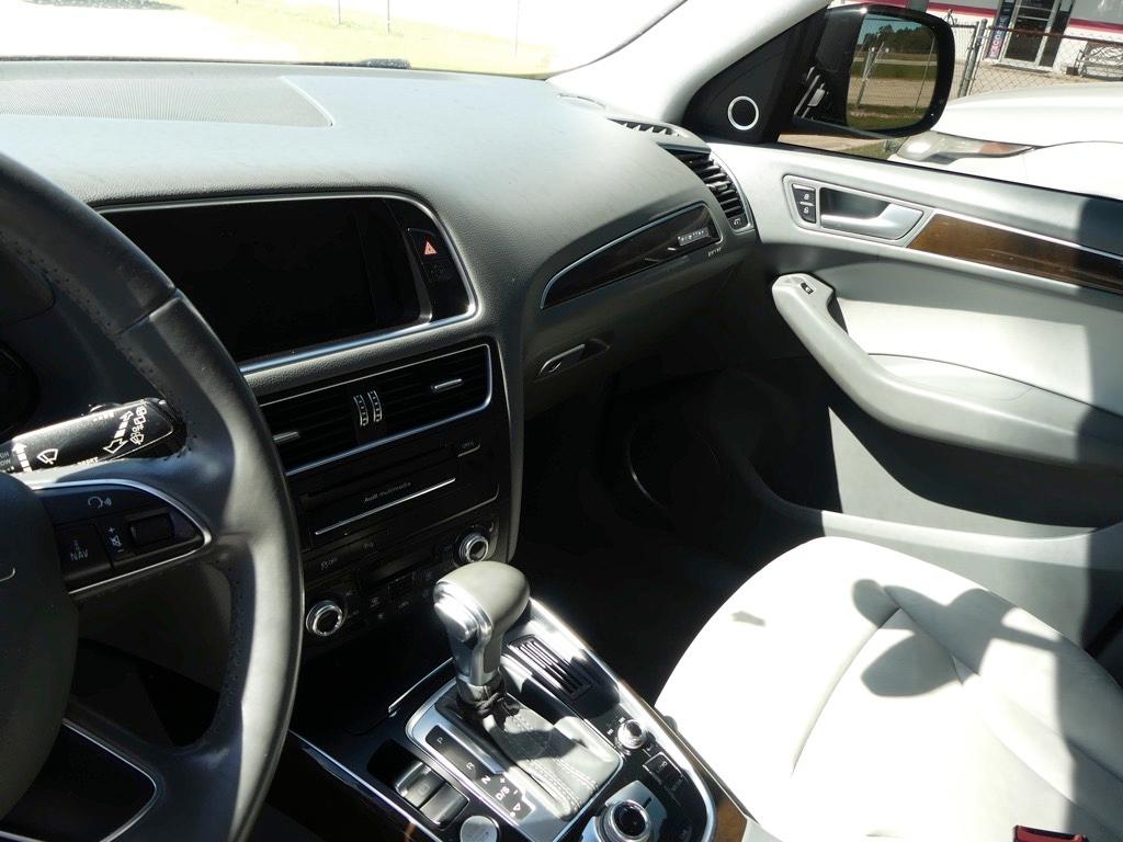 2014 AUDI Q5 Suv, 2.0T engine, A/T, power windows, power locks, panoramic sunroof, leather interior