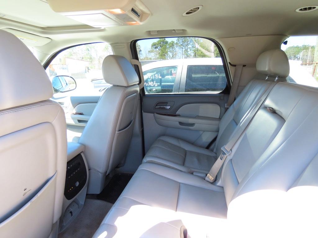 2007 GMC TAHOE LT Suv, 5.3L engine, A/T, leather interior, power windows, power locks, sunroof, 3rd