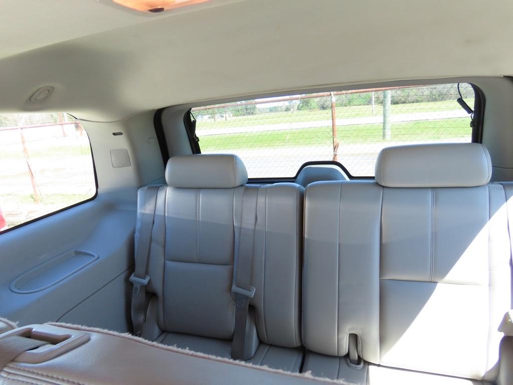 2007 GMC TAHOE LT Suv, 5.3L engine, A/T, leather interior, power windows, power locks, sunroof, 3rd