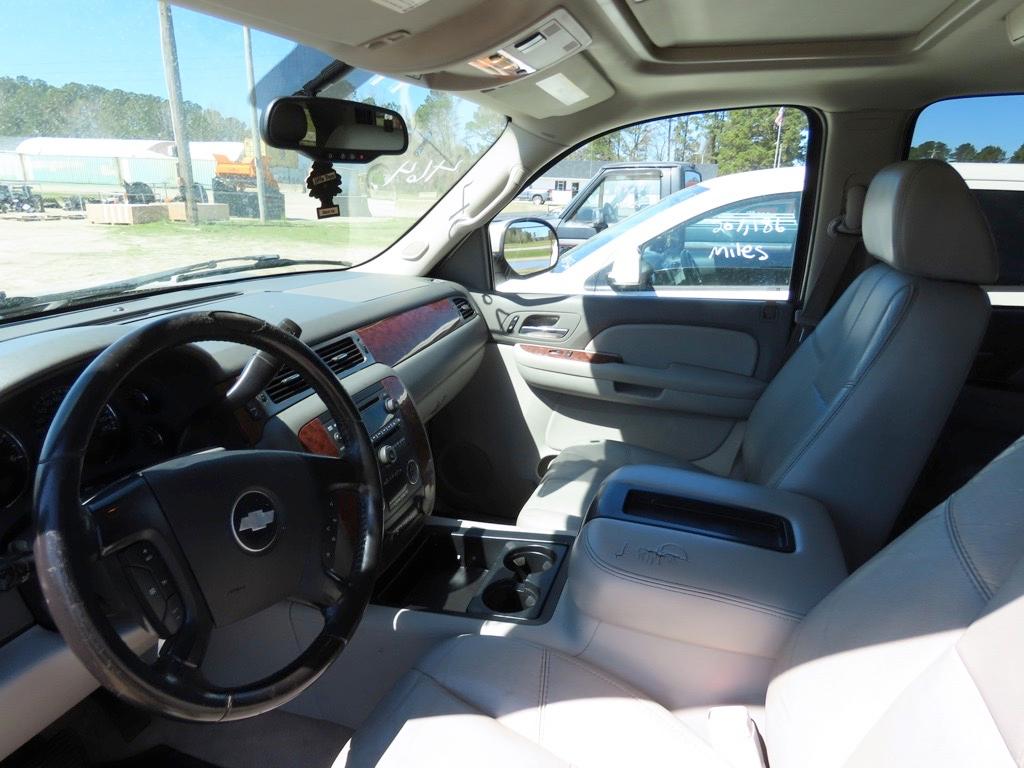 2007 GMC TAHOE LT Suv, 5.3L engine, A/T, leather interior, power windows, power locks, sunroof, 3rd