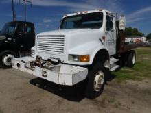 1992 INTERNATIONAL 4800 4x4 flatbed, 16ft bed, 466 diesel, 5spd, winch on front bumper, air brakes *